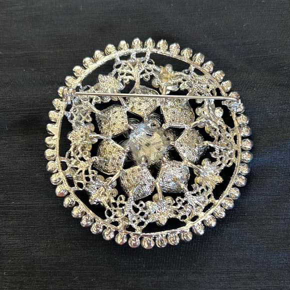 Gorgeous rhinestone brooch in new condition! - Picture 3 of 4